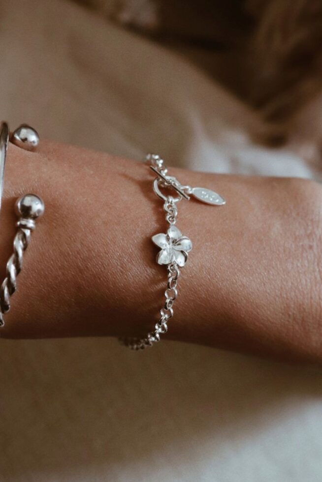 צמיד לולאות עם אבזם סגירה קדמי ותליון פרח פלומריה מכסף טהור 925.jpg