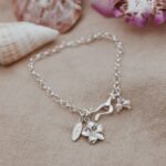 צמיד לולאות עם פרח פלומריה ופנינים לבנות מכסף טהור 925 1.jpg