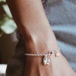 צמיד לולאות עם פרח פלומריה ופנינים מכסף טהור 925 2.jpg