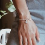 צמיד לולאות עם פרח פלומריה ופנינים מכסף טהור 925 3.jpg