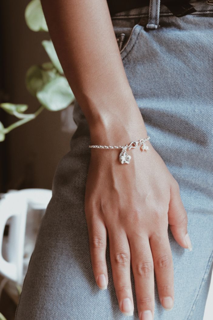 צמיד לולאות עם פרח פלומריה ופנינים מכסף טהור 925 3.jpg