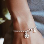 צמיד לולאות עם פרח פלומריה ופנינים מכסף טהור 925 4.jpg