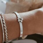 צמיד קשיח עם פרח פלומריה מכסף טהור 925 3.jpg