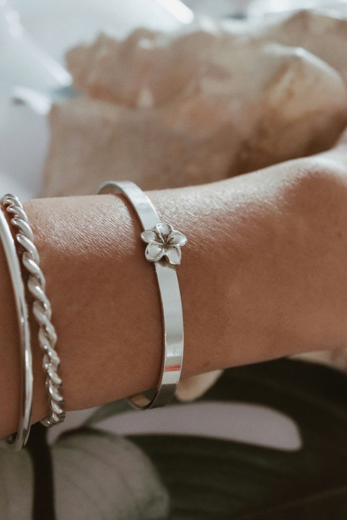 צמיד קשיח עם פרח פלומריה מכסף טהור 925 3.jpg