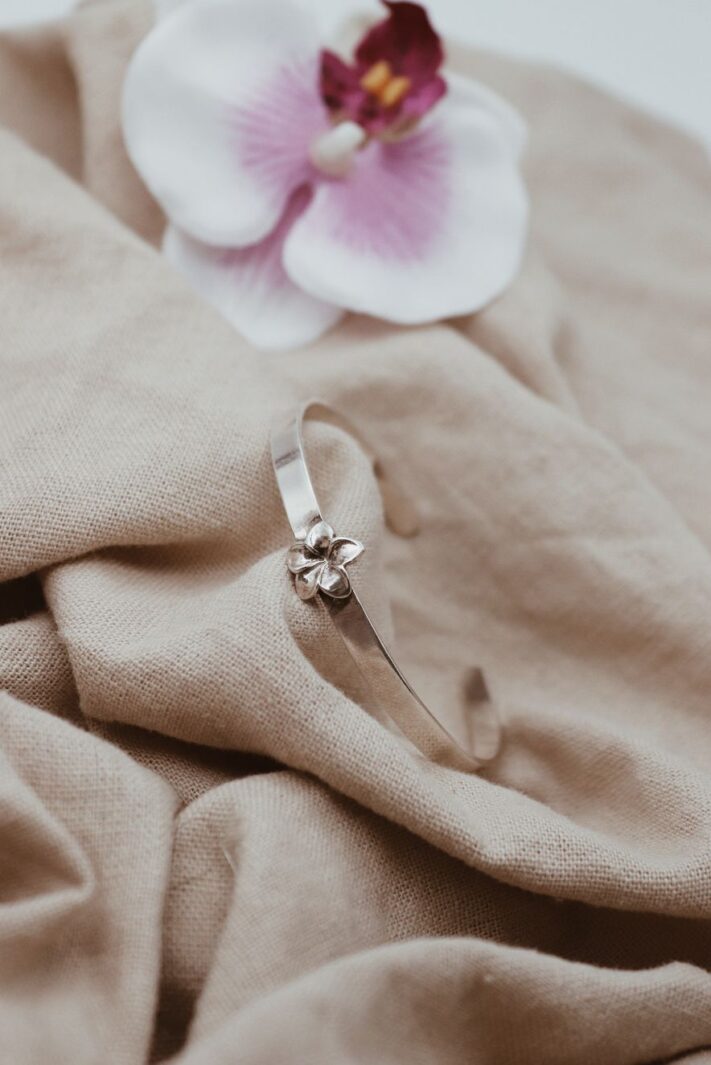 צמיד קשיח עם פרח פלומריה מכסף טהור 925.jpg