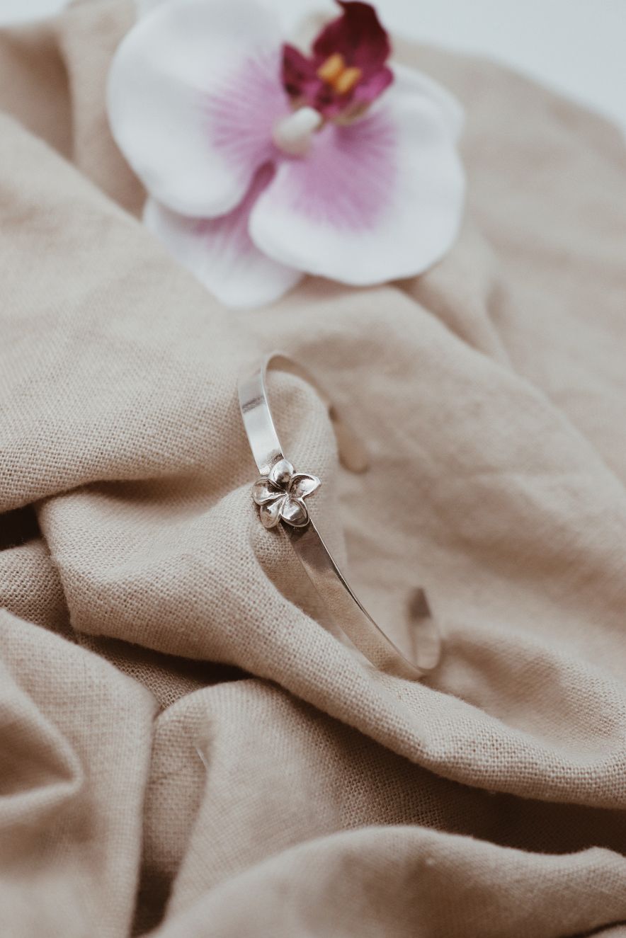 צמיד קשיח עם פרח פלומריה מכסף טהור 925.jpg