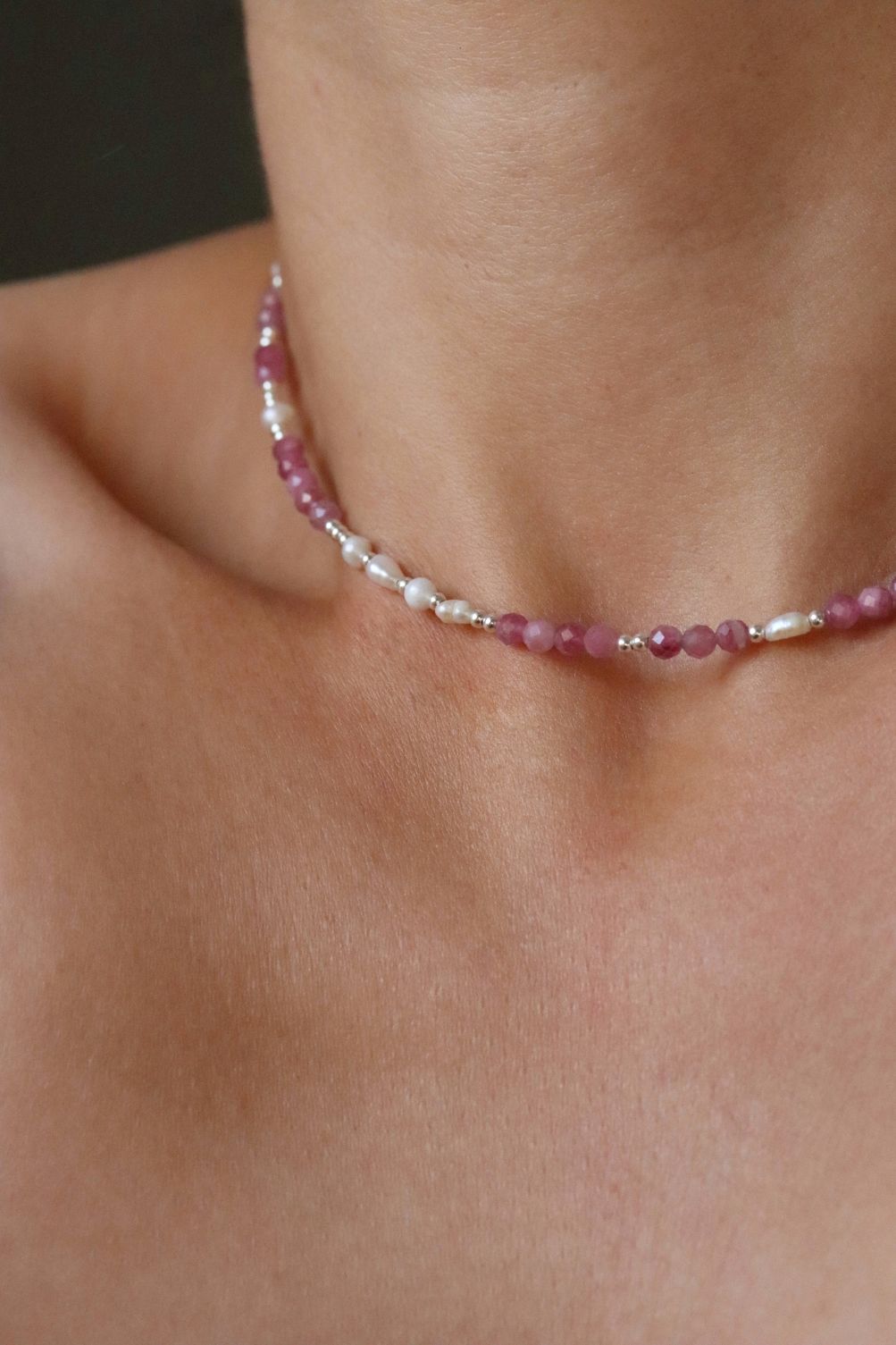 שרשרת אבני חן צמודה לצוואר עם אבני טורמלין ורוד ופנינים לבות טבעית מכסף 925 או גולדפילד (1)
