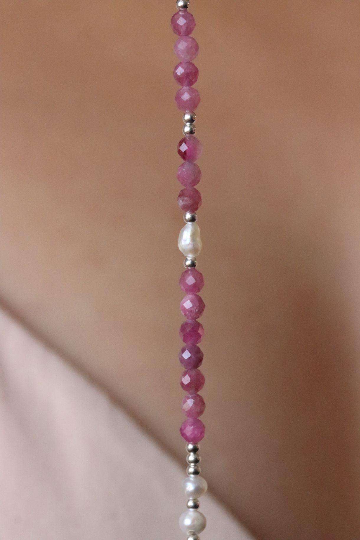 שרשרת אבני חן צמודה לצוואר עם אבני טורמלין ורוד ופנינים לבות טבעית מכסף 925 או גולדפילד (2)