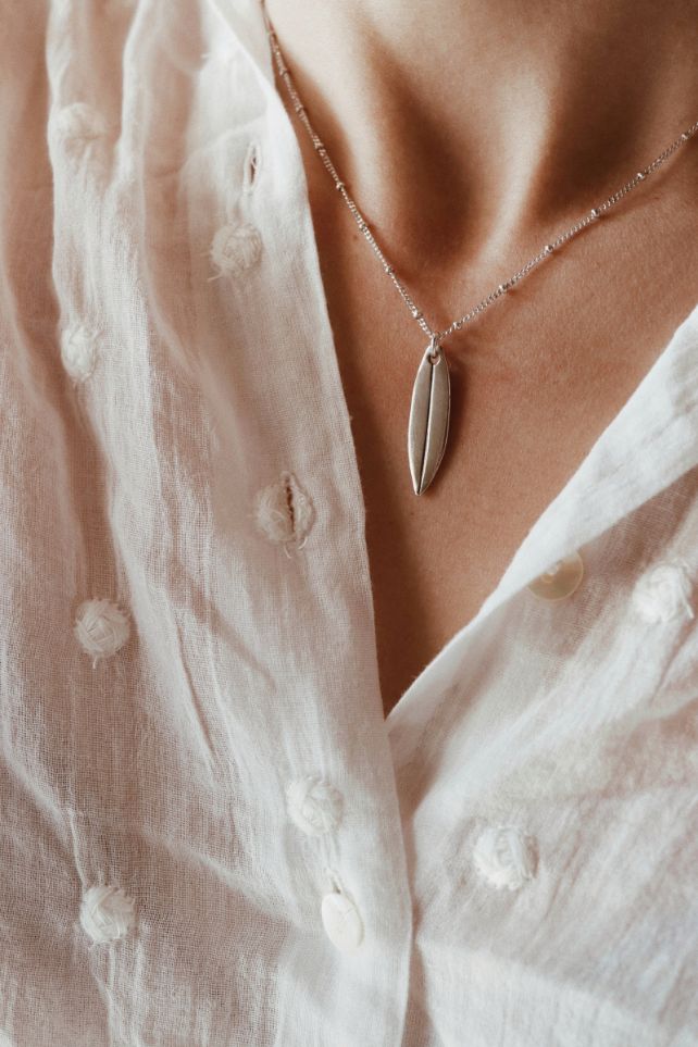 שרשרת כדוריות עדינה עם תליון גלשן מכסף טהור 925 2.jpg