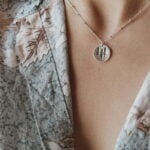 שרשרת כדוריות עדינה עם תליון מטבע וחריטה של ברושים מכסף טהור 925.jpg