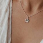 שרשרת כדוריות עדינה עם תליון פרח היביסקוס קטן מכסף טהור 925.jpg