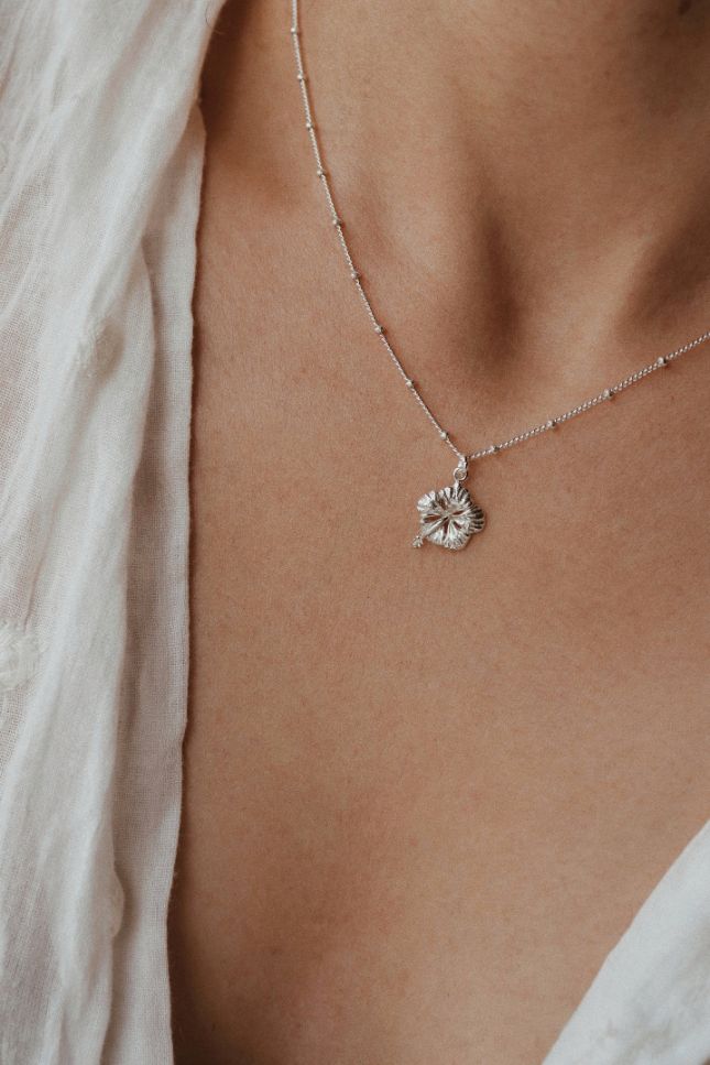 שרשרת כדוריות עדינה עם תליון פרח היביסקוס קטן מכסף טהור 925.jpg