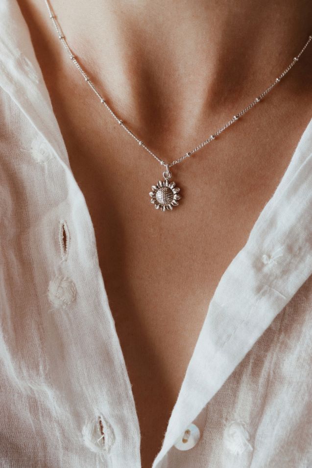 שרשרת כדוריות עדינה עם תליון פרח חמניה מכסף טהור 925 1.jpg