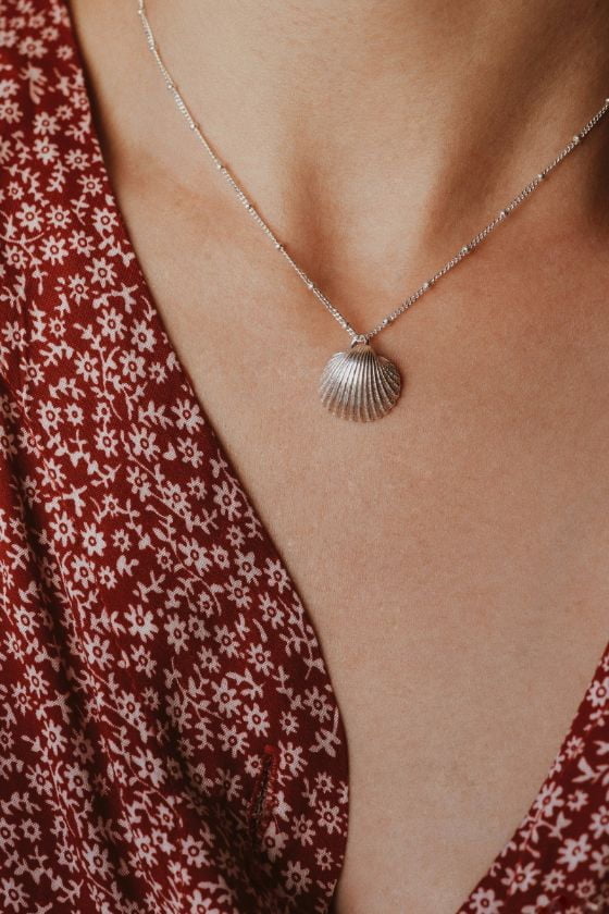 שרשרת כדוריות עדינה עם תליון צדף מכסף טהור 925 1 1.jpg