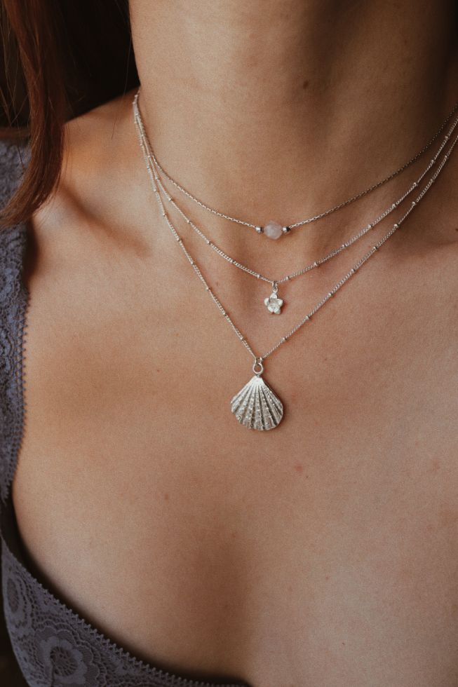 שרשרת כדוריות עדינה עם תליון צדף מכסף טהור 925.jpg