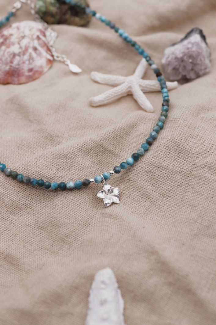 שרשרת צוקר אבנים אפטייט כחולות טבעיות ותליון פרח פלומריה מכסף טהור 925 1.jpg