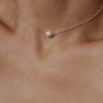 שרשרת צוקר כדוריות עדינה עם פנינה לבנה אליפטית מכסף טהור 925 עמידה במים 1.jpg