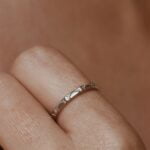 טבעת דקה ועדינה עם חריטה של שמש כסף 925.jpg