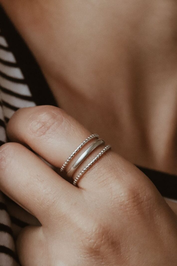 טבעת פסים בייסיק פתוחה מתכווננת מכסף טהור 925 2.jpg