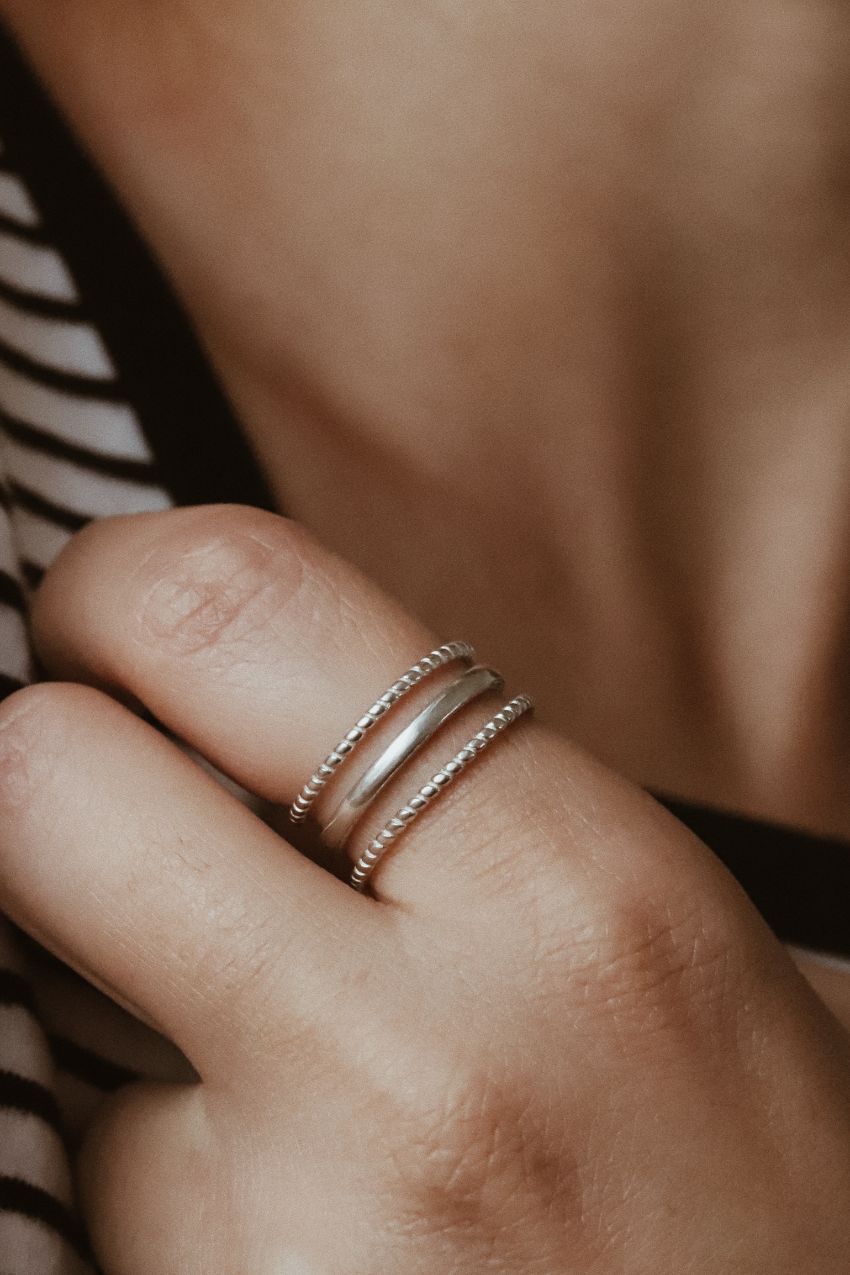 טבעת פסים בייסיק פתוחה מתכווננת מכסף טהור 925 2.jpg