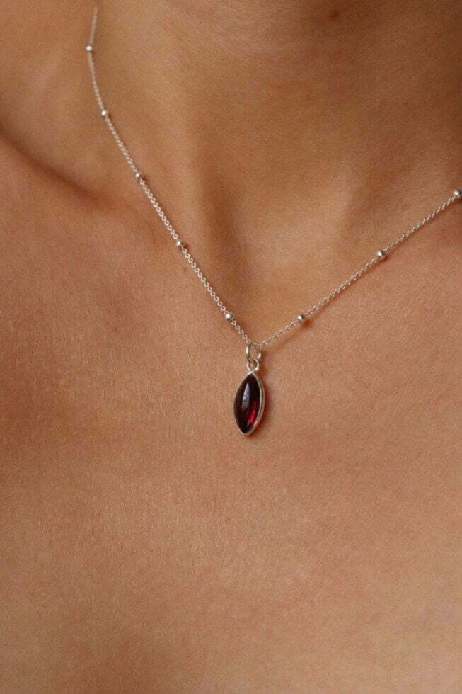 שרשרת כדוריות עדינה בשילוב אבן חן גרנט בצבע בורדו מכסף 925