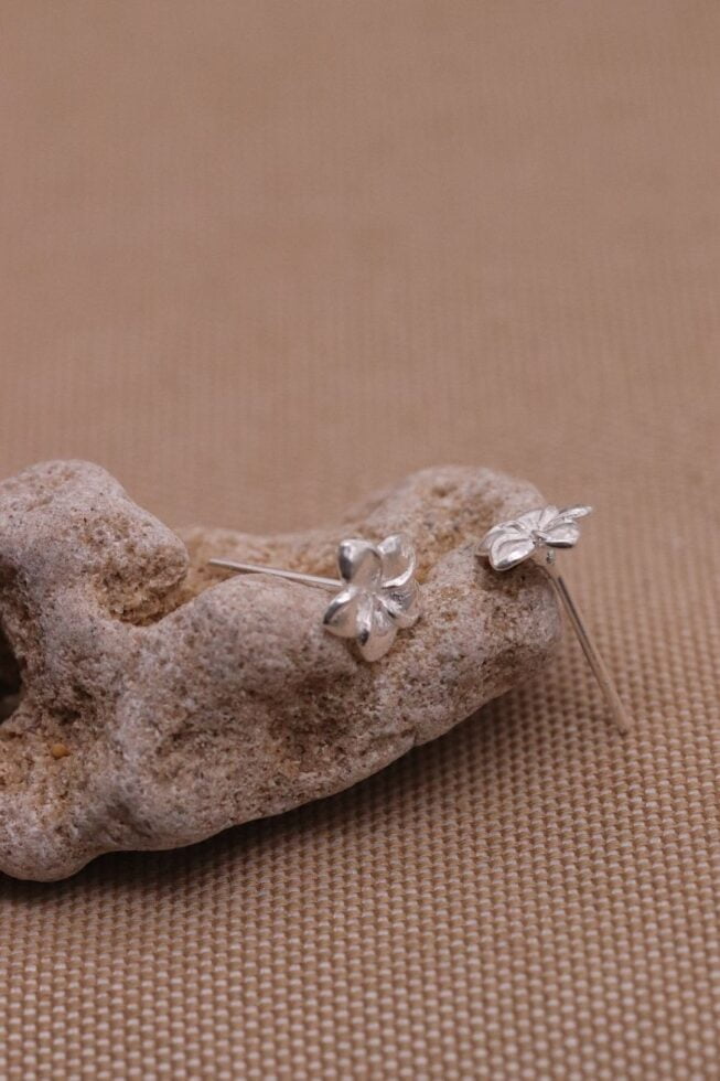 עגילי פרח פלומריה צמודים לאוזן מכסף 925