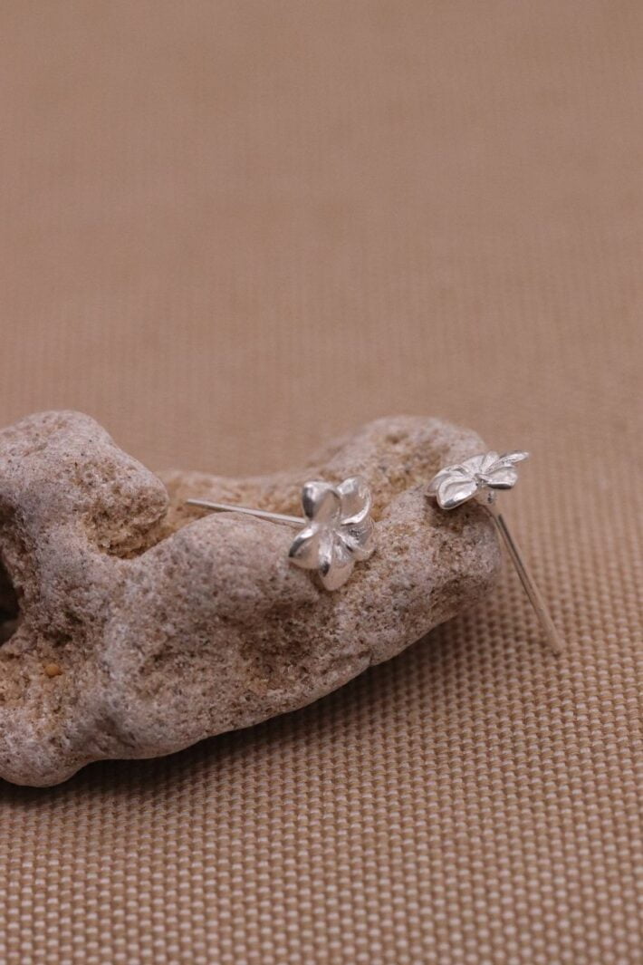 עגילי פרח פלומריה צמודים לאוזן מכסף 925