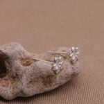 עגילי פרח פלומריה צמודים לאוזן מכסף 925