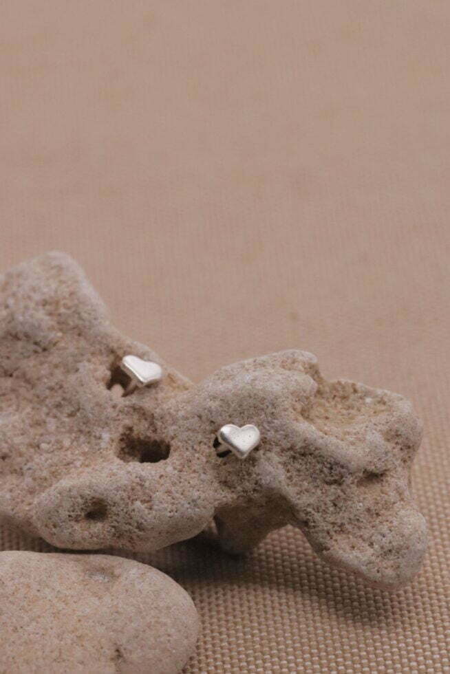 עגילי לב קטנים צמודים לאוזן מכסף אמיתי 925.jpg