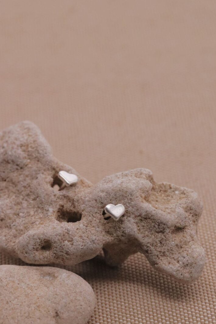 עגילי לב קטנים צמודים לאוזן מכסף אמיתי 925.jpg