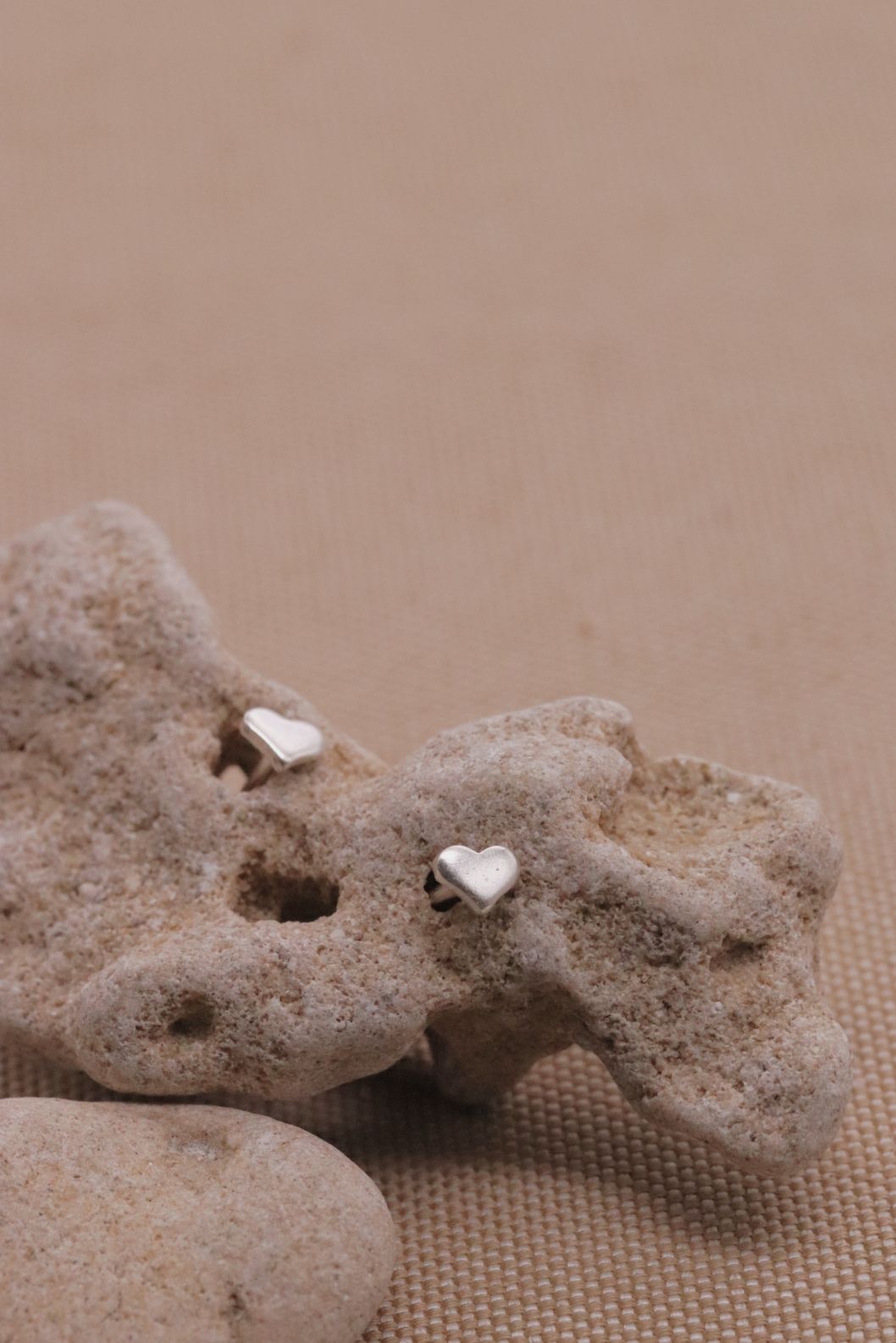 עגילי לב קטנים צמודים לאוזן מכסף אמיתי 925.jpg