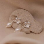 עגילי פרח פלומריה צמודים לאוזן עם פנינה לבנה בצורת טיפה כסף 925