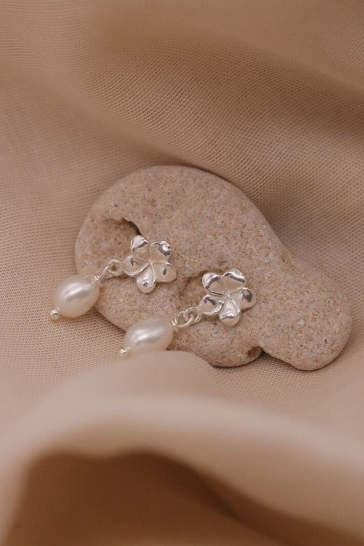 עגילי פרח פלומריה צמודים לאוזן עם פנינה לבנה בצורת טיפה כסף 925