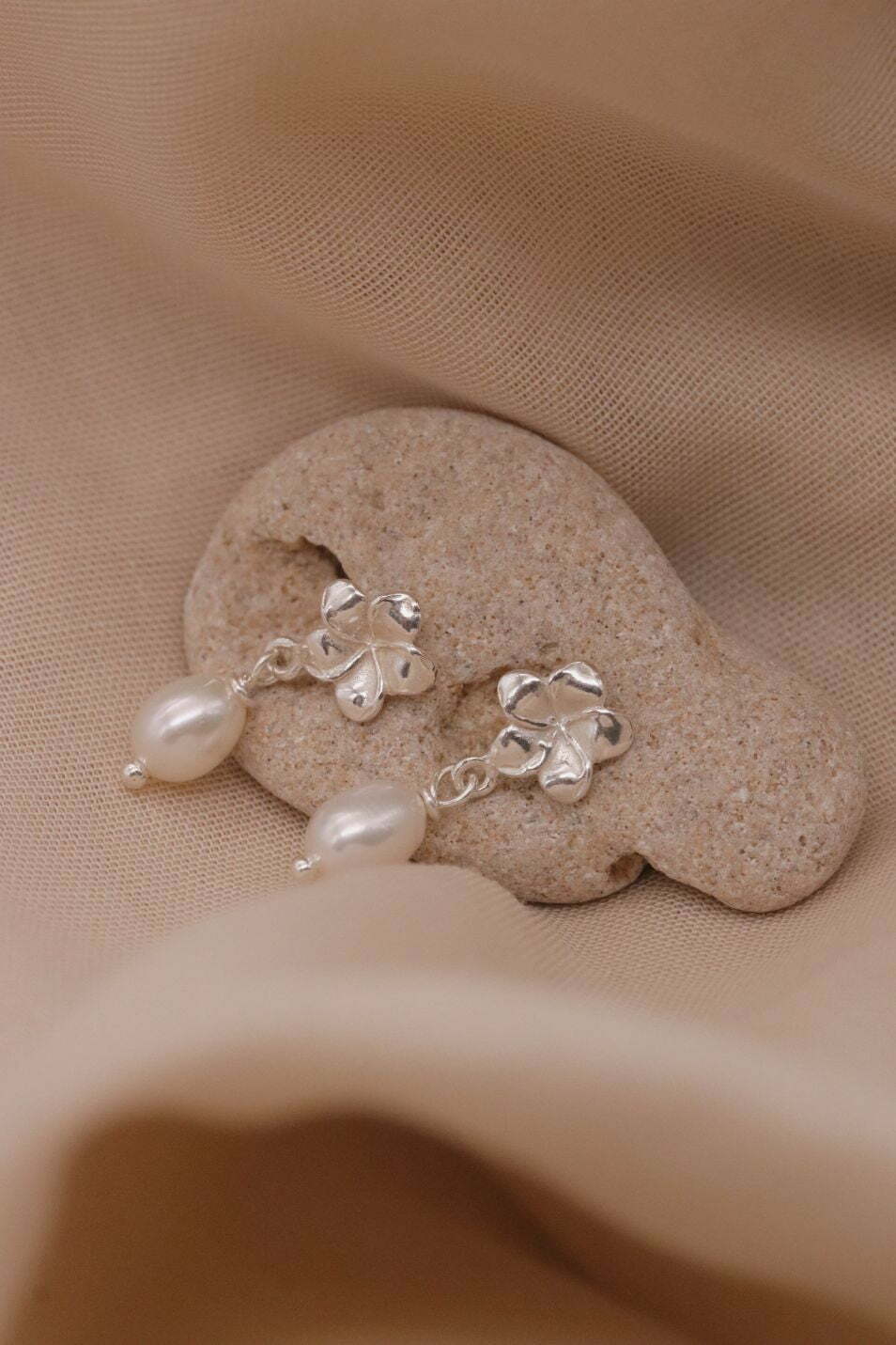 עגילי פרח פלומריה צמודים לאוזן עם פנינה לבנה בצורת טיפה כסף 925