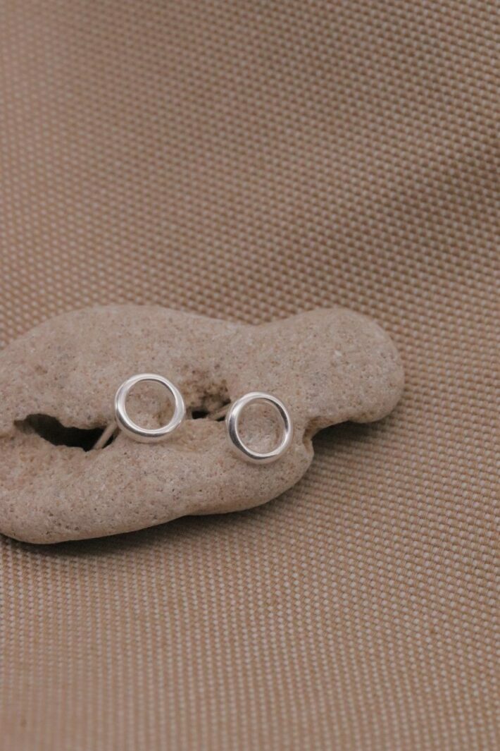 עגילי עיגול חלול צמודים לאוזן מכסף 925