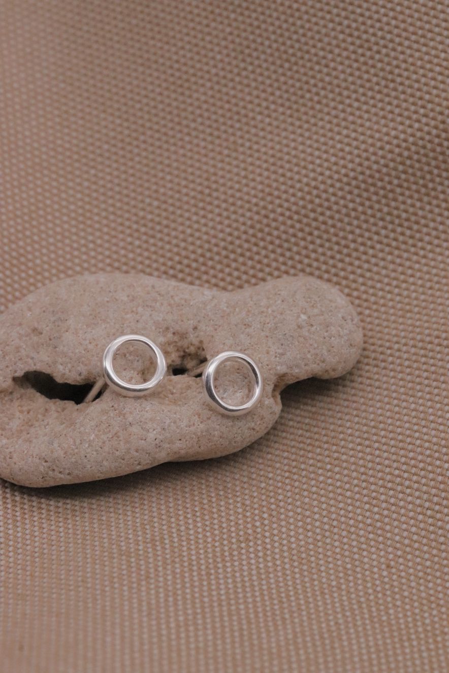 עגילי עיגול חלול צמודים לאוזן מכסף 925