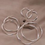 עגילי חישוק מפותלים בצורה גלית מכסף 925