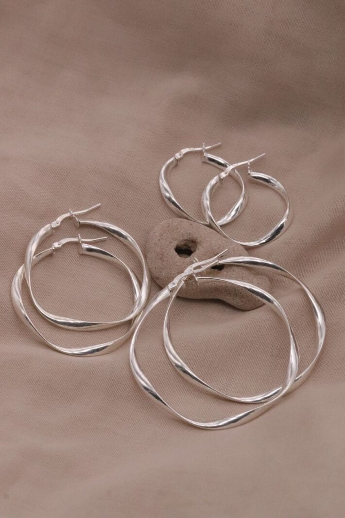 עגילי חישוק מפותלים בצורה גלית מכסף 925