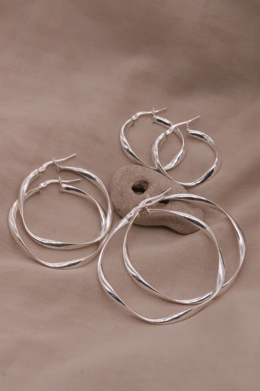 עגילי חישוק מפותלים בצורה גלית מכסף 925