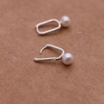 עגילי חישוק קטנים בצורת מלבן עם פנינה לבנה מכסף אמיתי 925.jpg