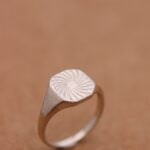 טבעת חותם לבנית עם חריטה מכסף אמיתי 925