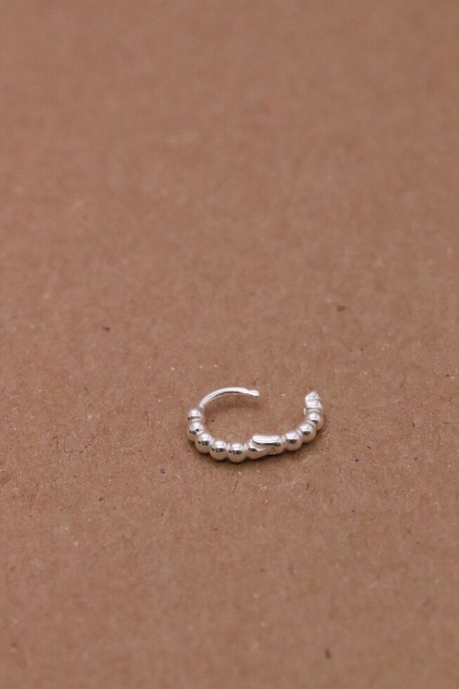 עגיל חישוק כדוריות קטן מכסף. עגיל הליקס כדוריות.jpg