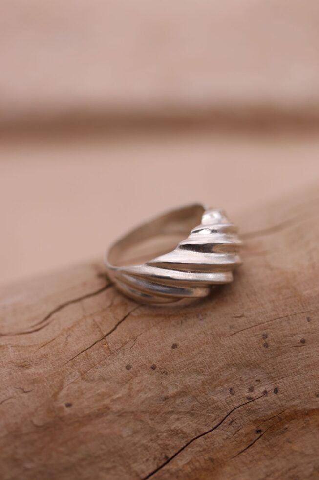 טבעת גדולה ועבה עם דוגמא של פסים אלכסונים מכסף אמיתי 925.jpg