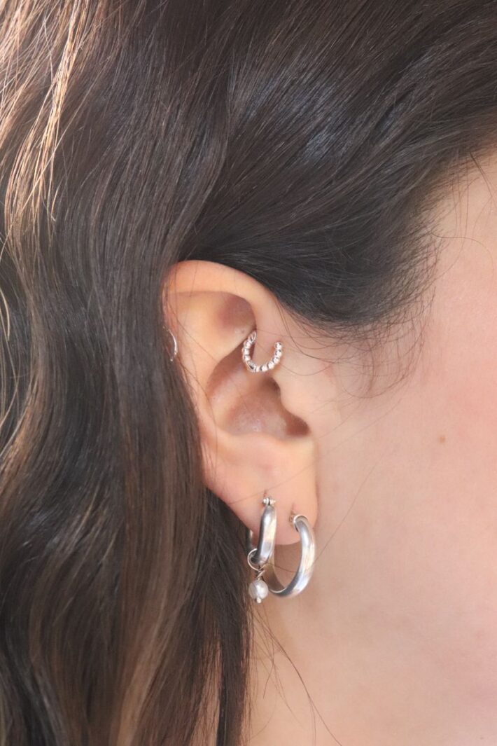 עגיל חישוק כדוריות קטן מכסף. עגיל הליקס כדוריות.jpg