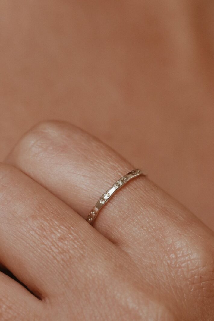 טבעת דקה ועדינה עם חריטה של פרחים קטנים.jpg