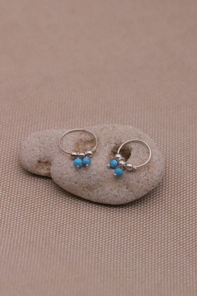 עגיל חישוק הליקס מכסף עם חרוזים כחולים