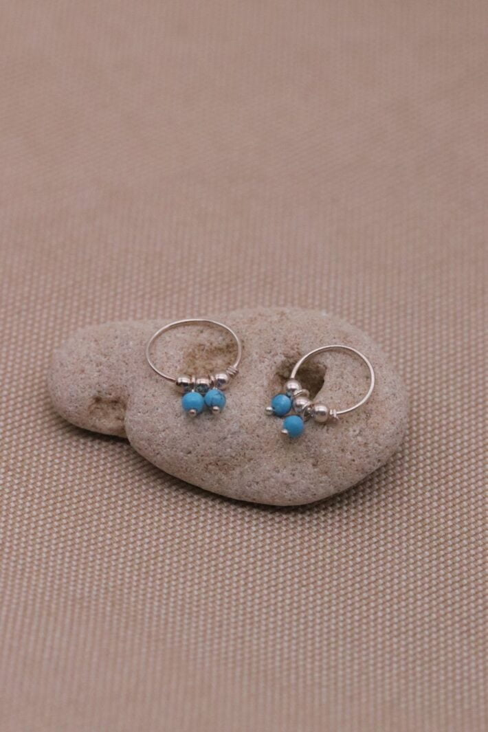 עגיל חישוק הליקס מכסף עם חרוזים כחולים