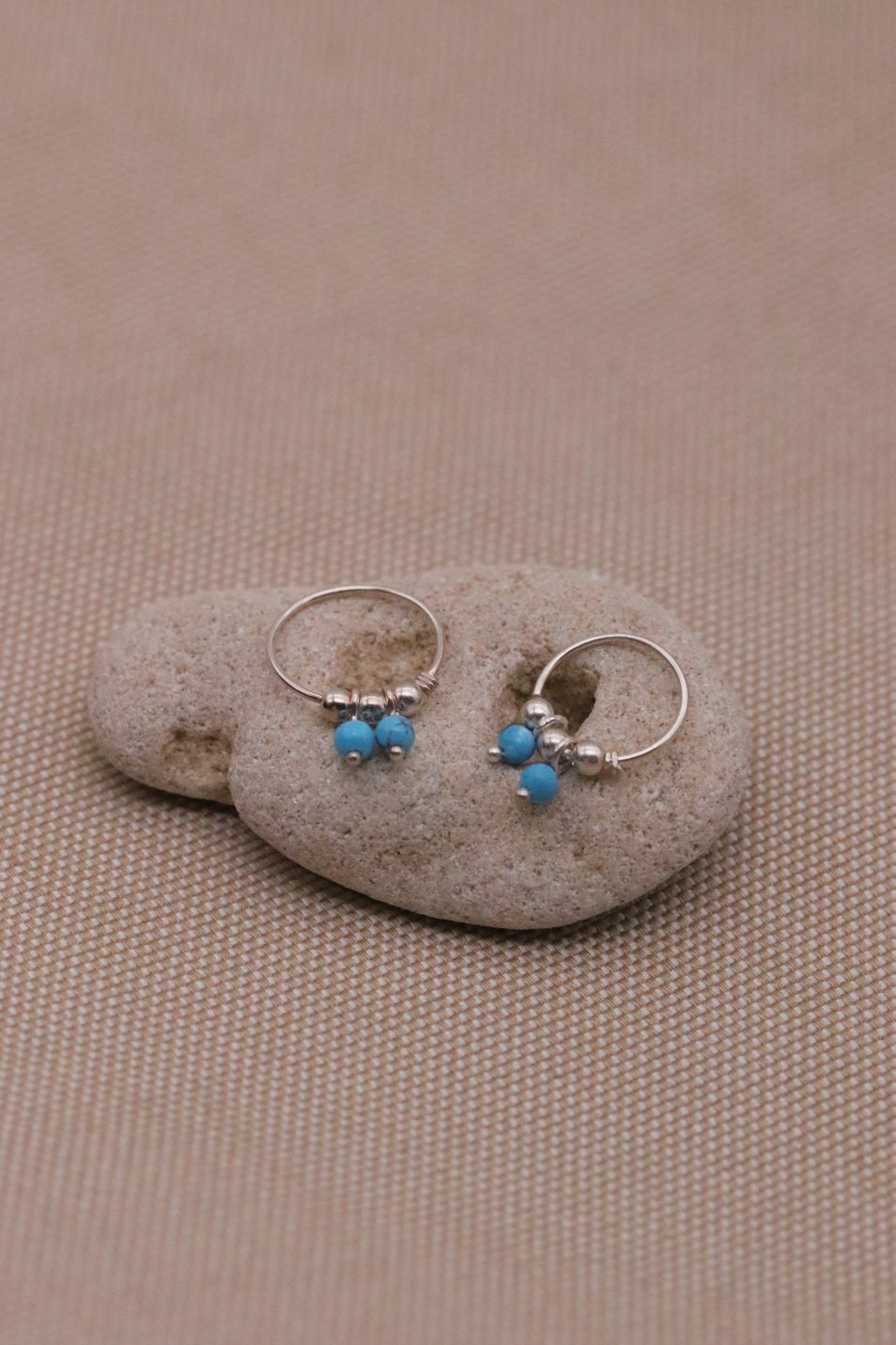 עגיל חישוק הליקס מכסף עם חרוזים כחולים