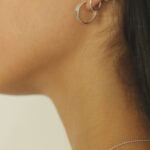 עגילי חישוק דקים בטקסטורה מרוקעת. פתוחים בחלקם האחורי ועשויים מכסף 925.jpg