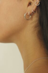 עגילי חישוק דקים בטקסטורה מרוקעת. פתוחים בחלקם האחורי ועשויים מכסף 925.jpg